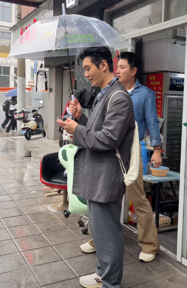 黄和贾两位离婚后恢复自由了！贾乃亮已经成资本了。

黄还在打拼，一天卖5亿多的……还参加娱乐节目么？钱多少是多，完美转型带货明星，也算是头部了！

黄晓明这一身衣服又大又皱，土的不能在土了，说真的俩人好像双胞胎👯，还真是有相同之处：两人媳妇的尘事多如泥巴，现在也是在同一战线了，有共同话题了！
 
先