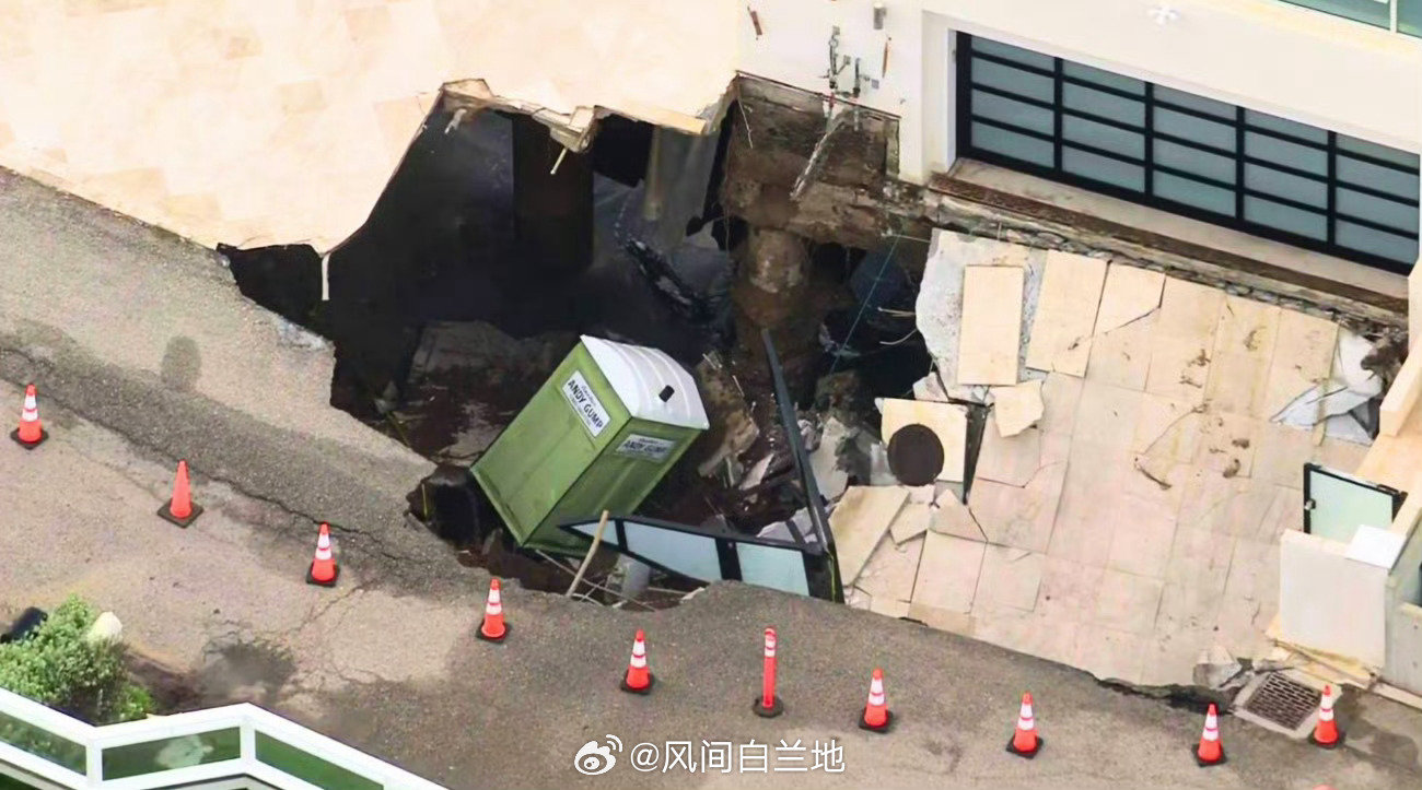 🌙#尼古拉斯凯奇房塌了#
特别自然的看成塌房了[允悲]
原来是真房子塌了呀
恐怖😱希望没有人员伤亡 ​
