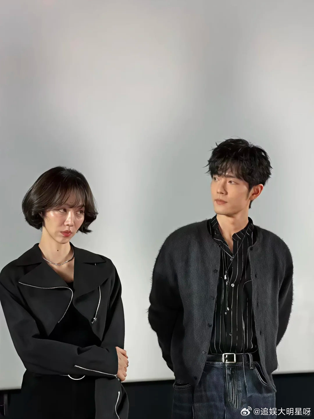 姜妍晒出大合照，所有人都到齐，唯独看不见肖战。 
合照缺了男主，反倒成了一个有趣的小彩蛋。大家嘴上在找肖战，心里都在等着看剧里，刘铮亮和艾辰继续上演精彩对手戏。

#肖战[超话]##小城良方##姜妍# ​