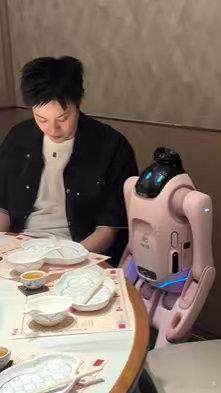 #机器人来了广州也得入乡随俗# 广州逛街的朋友可以留意，9月20日启元Q1、T1现身商圈，不用预约，现场就能上手把玩咨询上市政策 ​