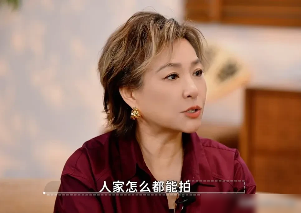 周杰被李静问为什么不拍戏，他直接怼回去：你给我看的本子，有一本能看吗？
这话搁别人嘴里是狂，搁周杰嘴里是实话。他跑去演《北京法源寺》，一个光绪皇帝，一演就是十年，场场爆满。十年就磨这一部戏，他说值，比拍一百部烂片强。
转头他去了黑龙江五常，包上千亩地种大米。不用化肥，人工除草，一亩地折腾好几年才