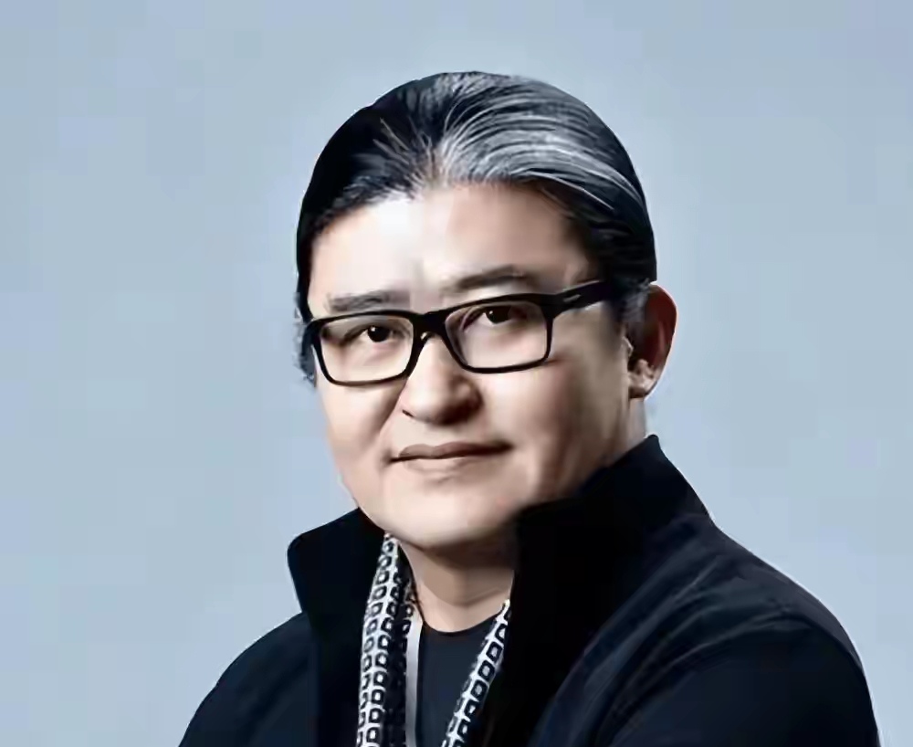 谁也没料到状态看着挺好的刘欢，突然就传出离世的消息，真的让人心里发酸！官方已经发布讣告，63岁的刘欢在上海病逝，消息属实让人难以接受。很多人记得一年前他女儿婚礼的画面，镜头里的他精神饱满、面色红润，看着气色特别好，完全看不出身体有大问题。可很少有人知道，这些年他一直默默扛着三种慢性病缠身，最折磨人的