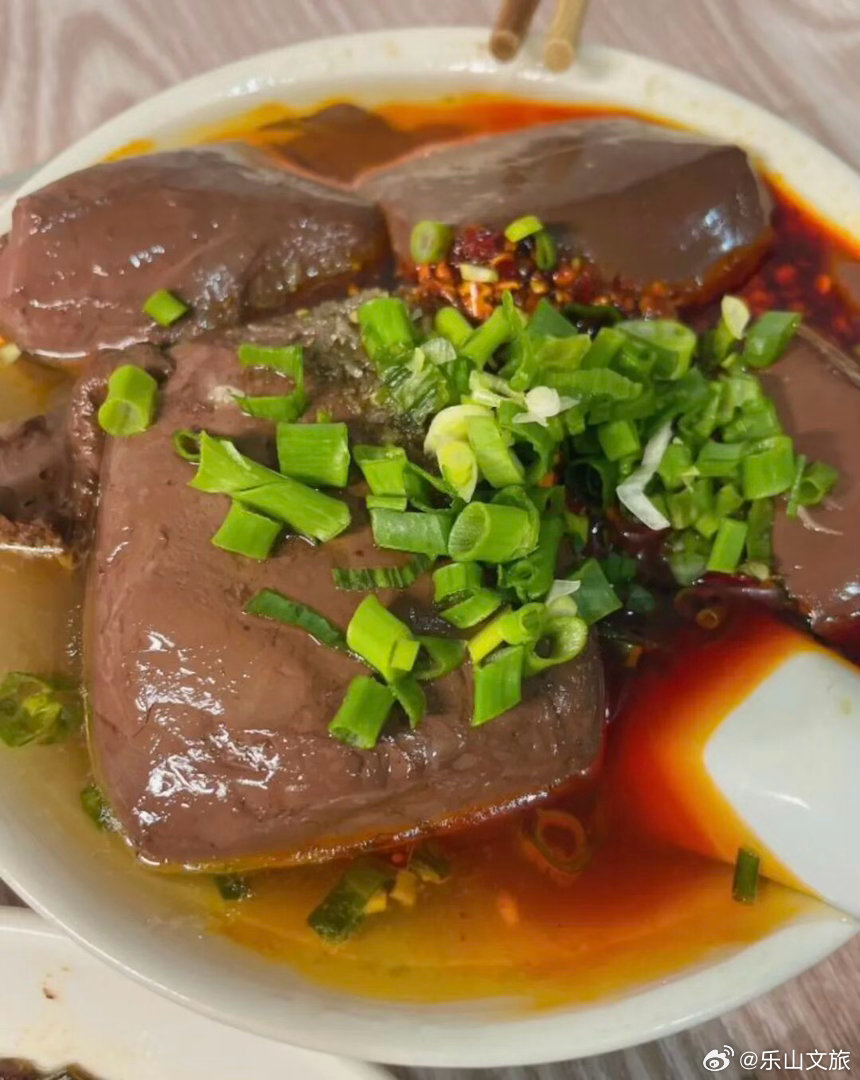 #乐山宝藏中餐小馆# 【苏稽郑饭铺】 百年老店传了四代，资格得很。浑浆豆花是招牌，胆水点过再加入豆浆，超级香！血旺加猪油提香，重口味再舀一勺油辣椒，拌饭直接封神。

地址：市中区苏稽镇对正街68号
图源：李双猪
#妈妈煮熟葡萄女儿误以为是鹌鹑蛋##乐山美食推荐# ​