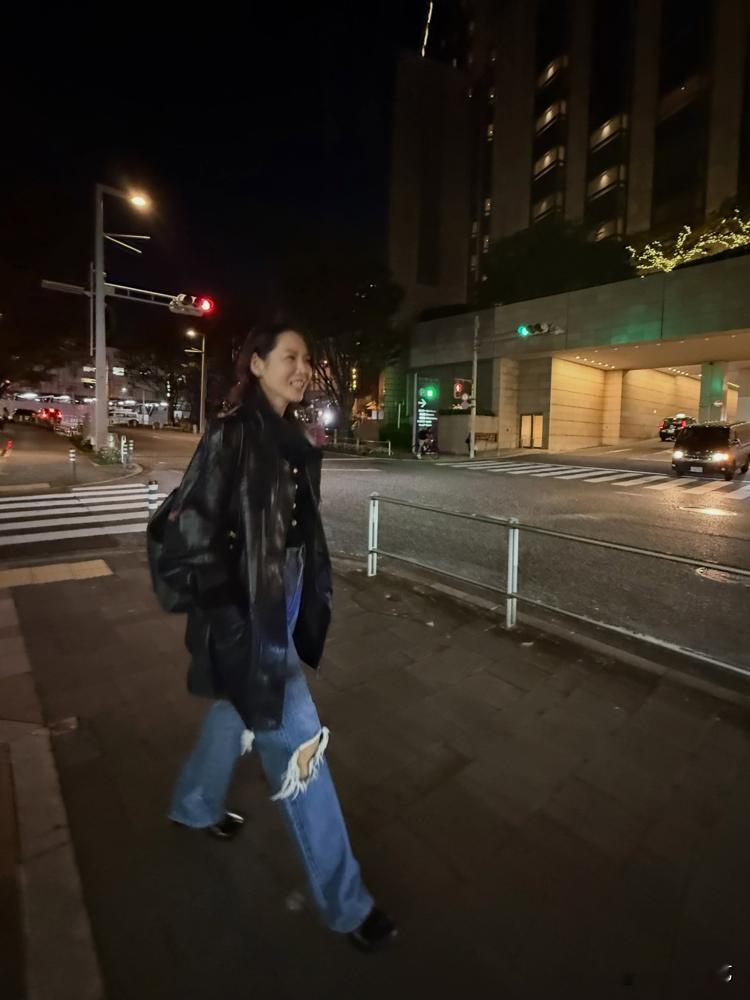 孙艺珍在东京街头被偶遇，素颜短发，儿子把手伸进她袖子里撒娇，玄彬就站在后面推婴儿车。
9月2日下午，六本木一家咖啡店，孙艺珍在柜台前点餐，玄彬戴着墨镜留着胡须，白色短裤，手没离开过婴儿车。儿子个头已经到她腰了，小手攥着妈妈袖口不放。
9月4日她po出夜街照，波波头配皮衣，笑得松弛。评论区都在猜是