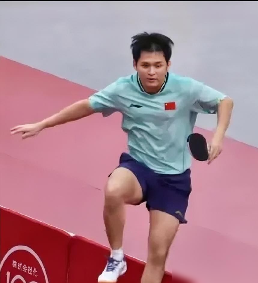 赢球后林诗栋没理场边的指导教练，直接翻过围栏冲向看台，一把抱住王皓。
几天前男团决赛输给日本，松岛辉空决胜盘拿下最后一场，林诗栋自己也爆冷丢分。那晚王皓被骂上热搜，主教练的位置摇摇欲坠。但第二天训练，王皓没骂他一句，只说了句信你。
所以这场单打再碰松岛辉空，林诗栋是咬着牙在打。赢了之后绕场狂奔，
