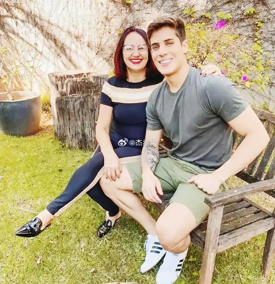 内马尔52岁母亲离婚后直接活出自我，找了个小鲜肉22岁年轻男友，比内马尔还小，12天火速分手 ​