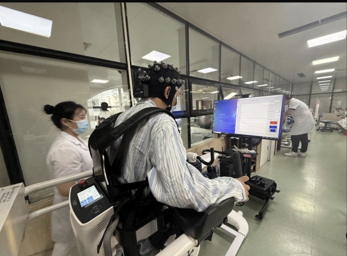 以后“读心术”可能真的要来了
全球首个人工智能+脑机接口医疗器械标准，发布了。国家药监局 9 月 14 日批准发布，明年（2027 年）9 月 1 日起实施。
看不懂？说人话：以后脑机接口想上市，先得过&34;数据关&34;。
过去各研究机构、各企业采集脑电数据，有的用 64 通道，有的用 128 通道；采样频