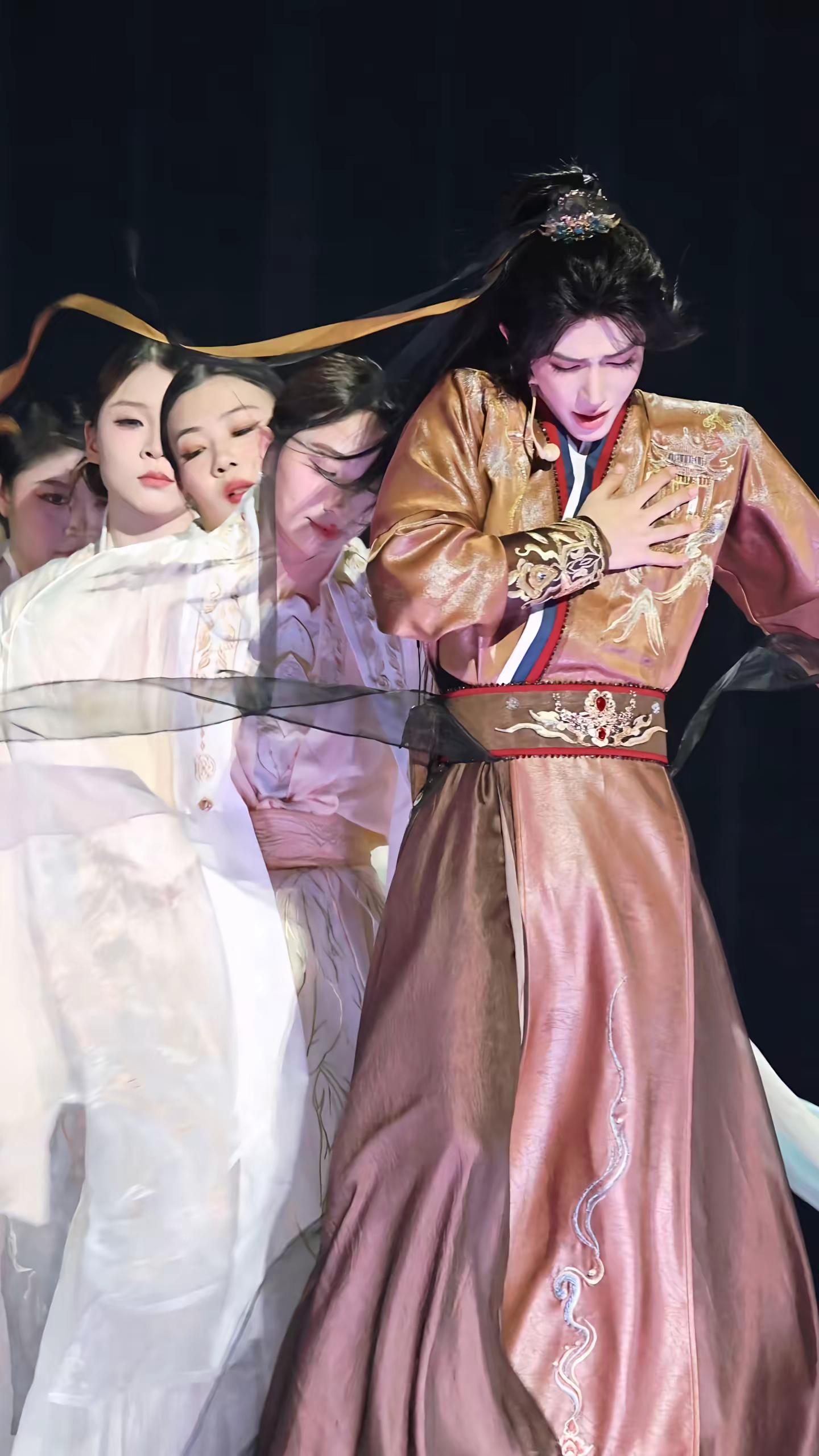 这就是刘宇的“演”唱会。#刘宇南京演唱会 #刘宇神级舞台 #刘宇舞台封神名场面 @刘宇yu-