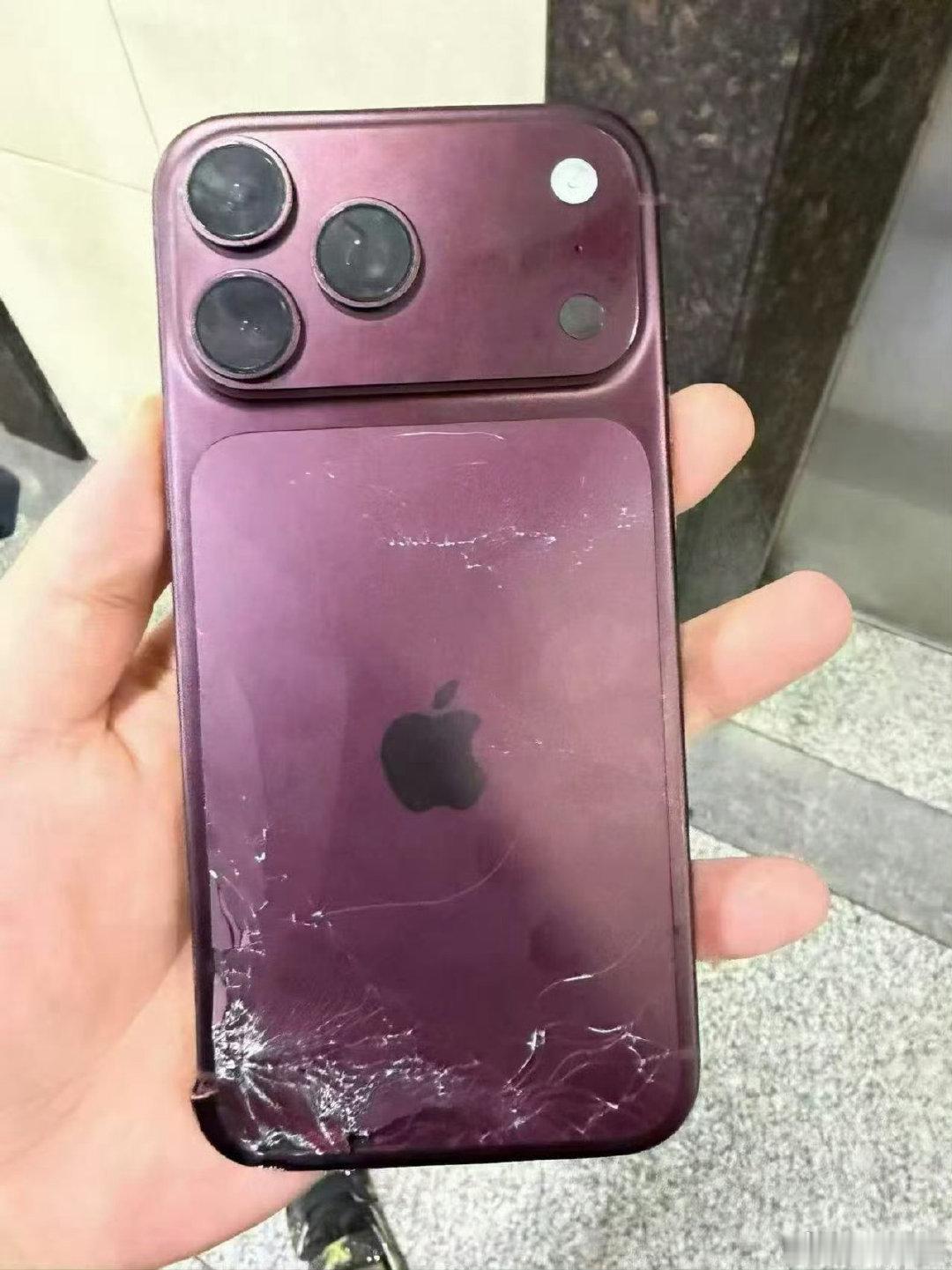 #iPhone18Pro首摔#果然每年都会有那么一遭，很想问问到底是不是故意的，为啥每年都有这种情况….. ​