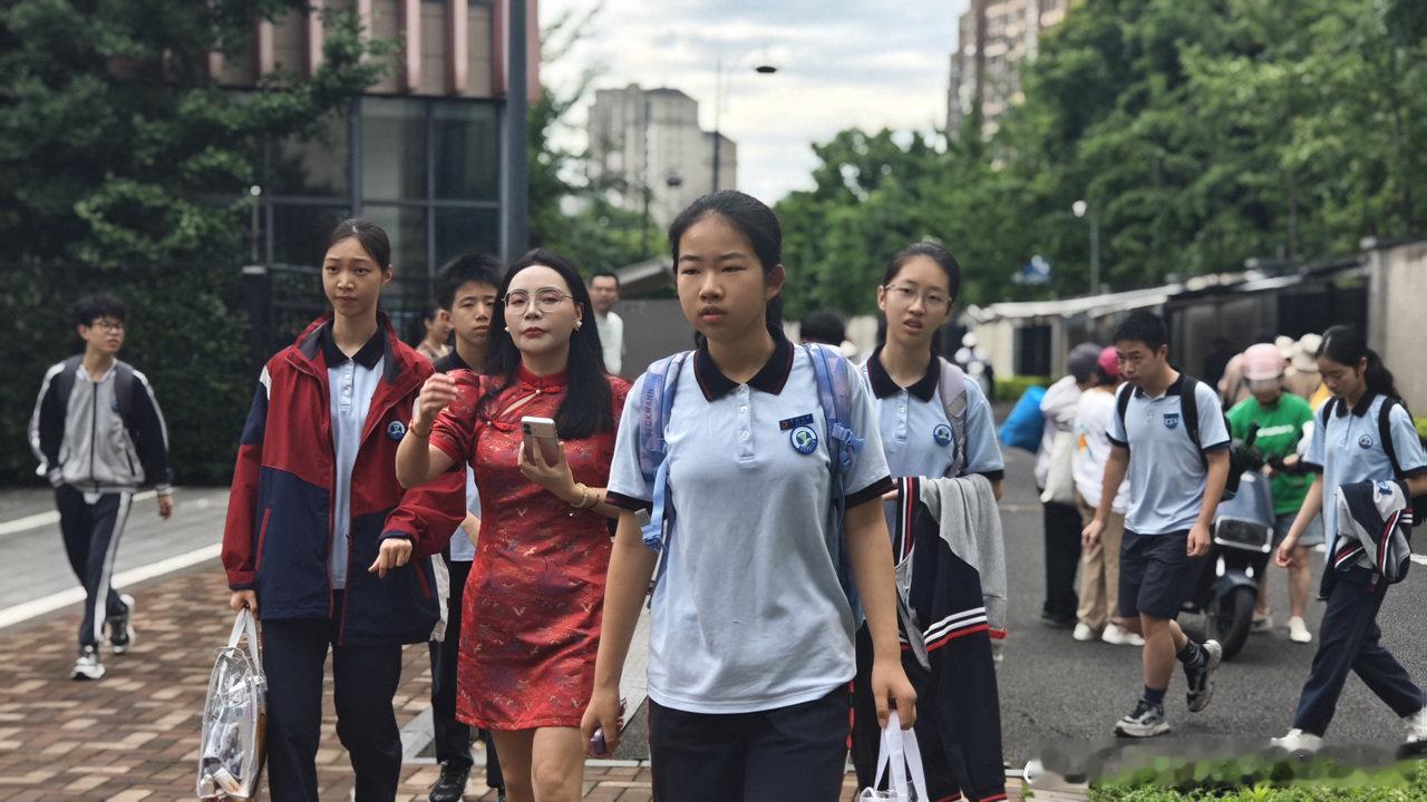 01万宁波考生执笔逐梦6月20日，2026年浙江中考正式开考，宁波8...