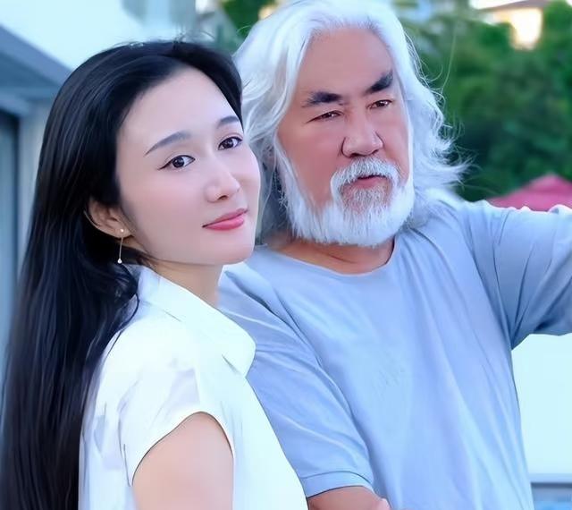 76岁张纪中，还在备孕第五胎。
老婆杜星霖小他31岁，直播里直接放话：正在备孕，想生个龙太子，跟小女儿凑成一对。张纪中坐旁边，听着，不拦不劝。
外界吵翻了，高龄、年龄差、生育风险，说什么的都有。他该直播直播，该折腾折腾，精神头比不少年轻人还足。
跟刘晓庆那批人一样，硬是活成了大家嘴里的老年热血