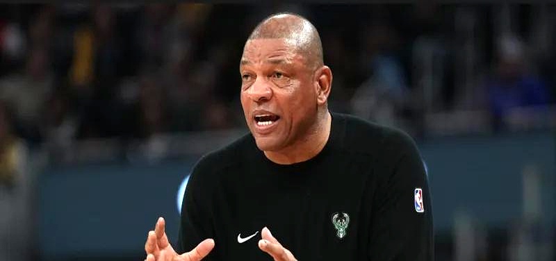 雄鹿彻底崩盘，里弗斯该下课，管理层别再拖了 本赛季雄鹿31胜47负无缘...