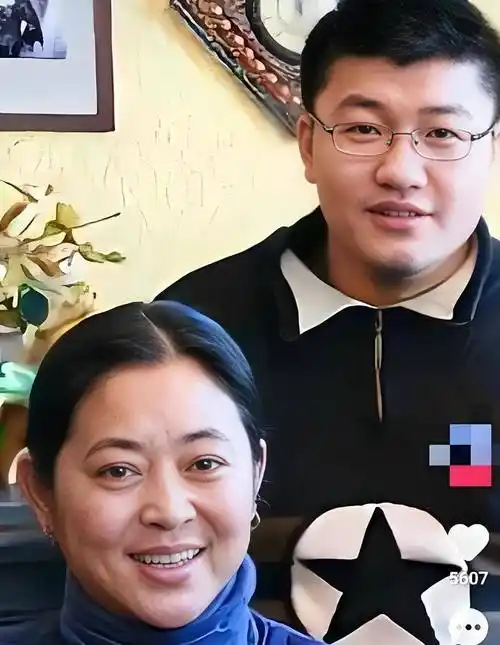 倪萍和杨亚洲结婚后，继子杨博从始至终不愿开口叫她，到有一次夫妻吵架，杨博猛地起身，对着亲爹撂下一句：“你怎么能这么跟妈妈说话？”倪萍当场落泪。一个没有血缘关系的孩子，在最关键的时候站出来护她，比亲儿子还贴心。
那声“妈妈”，杨博喊得猝不及防。
倪萍和杨亚洲结婚之后，杨博一直叫她“倪萍阿姨”。不是不礼