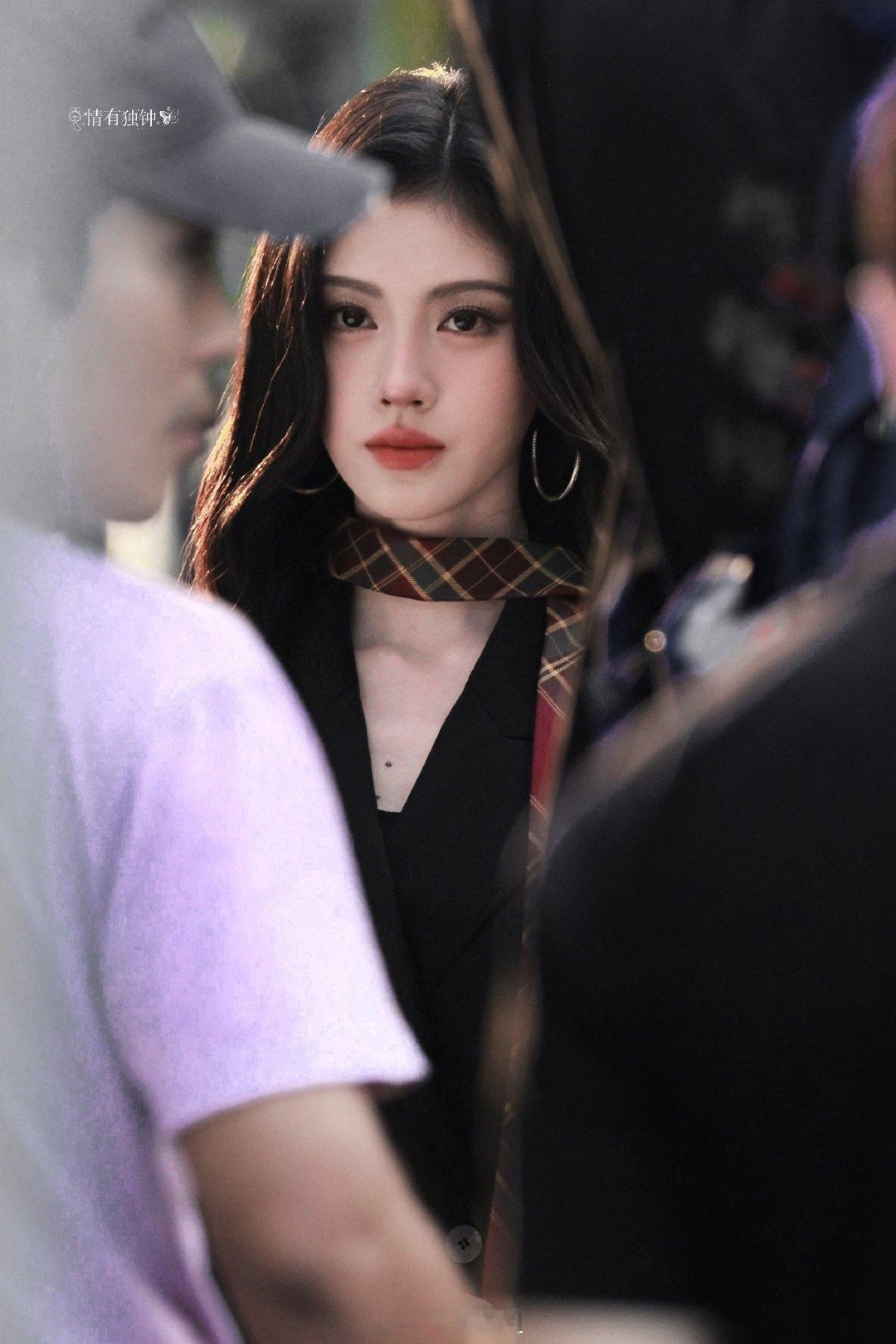 鞠婧祎在万花世界穿了高定

路透里鞠婧祎身着薄荷绿高定长裙亮相《万花世界》剧组，清冷雅致的韵味和苏绿夏这个角色适配度很高，一举一动都很有故事氛围感。出众的外形搭配精致礼服，视觉效果格外惊艳。很多网友看完路透心生期待，呼吁剧集采用边拍边播模式，早日上线播出。 ​