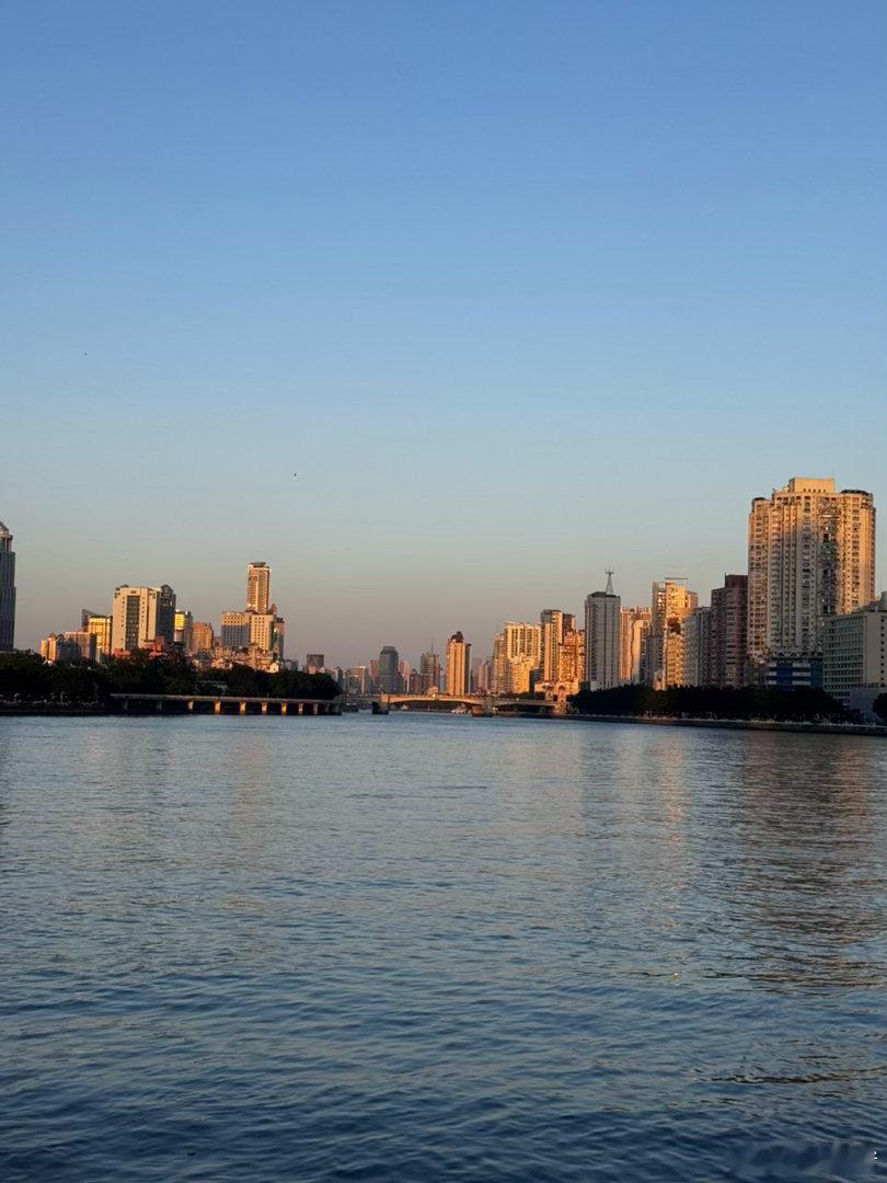 傍晚想过去江边散散步……万万没想到还是那么多人……全挤去万象城了，那一路的人啊…… ​