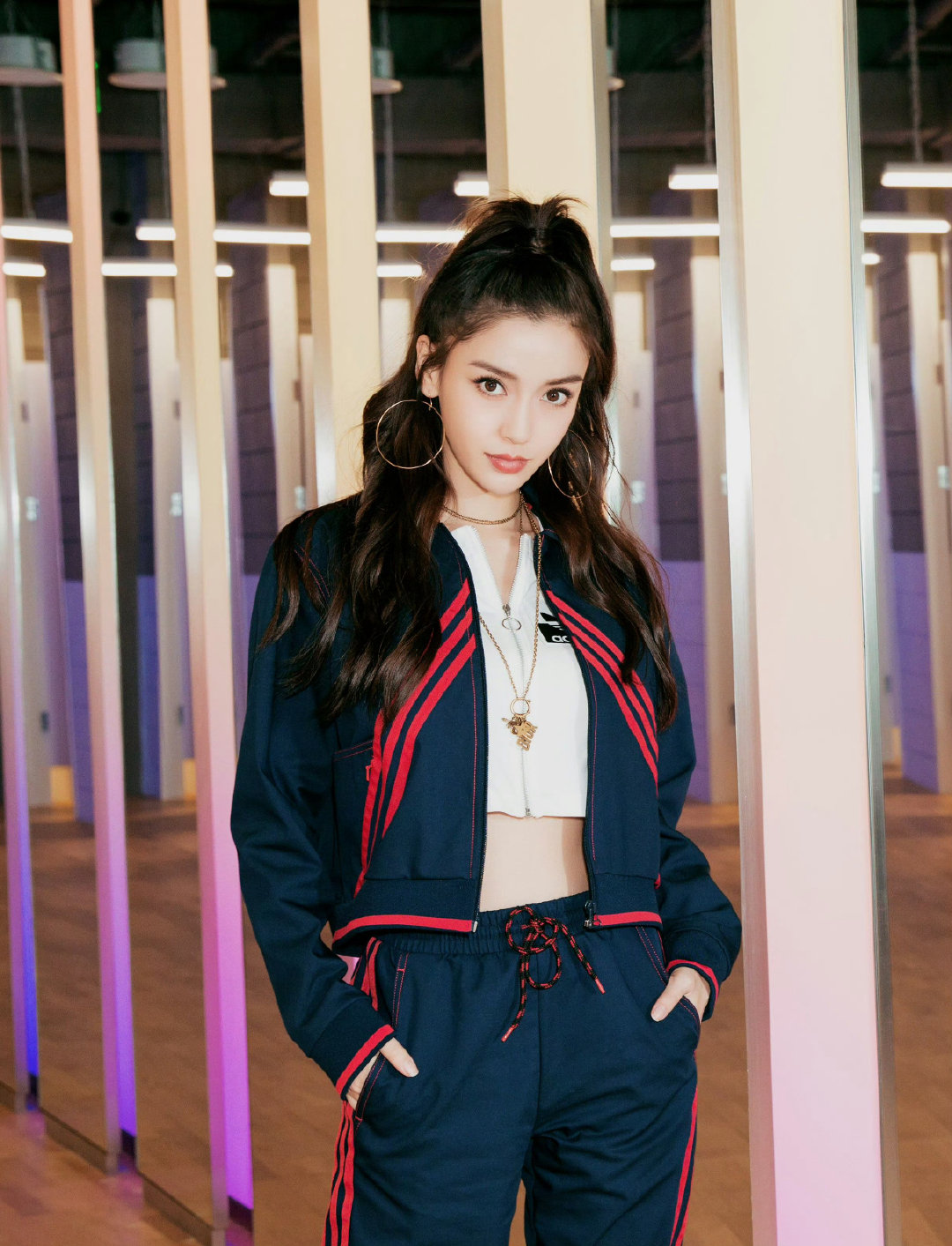 杨颖（282）
高马尾运动装活力四射#Angelababy高定预告# ​