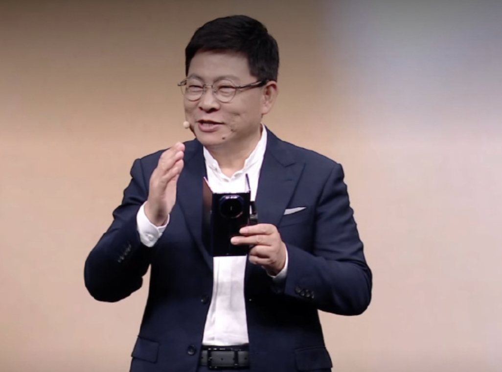 【#余承东演示三折叠物理防窥#】华为举办HarmonyOS 7 | HUAWEI Mate XT 2 及全场景新品发布会，华为技术有限公司常务董事、终端BG董事长发表演讲。

余承东介绍，HUAWEI Mate XT 2搭载防窥屏幕。不过，如果对方并非站在用户侧面，而是正好站在用户背后怎么办？余承东将三折叠两侧屏幕折起，手 ​