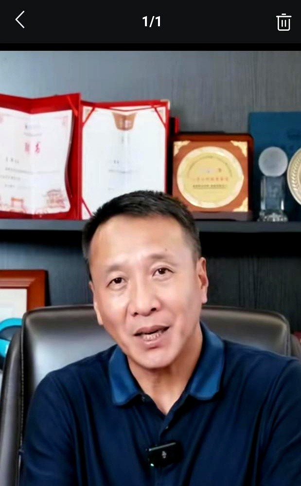 吵着让郭士强下课的人，先看看桌上还有牌打吗？

业内老兵李群一句话扯掉遮羞布：国内教练圈翻来覆去就那几张老脸。李春江李楠还在禁赛，杜锋刚撂挑子绝不回头，杨鸣在俱乐部端着铁饭碗，谁愿意来接这块烫手山芋？

看看郭士强现在的处境。手里攥着有限的筹码，硬是把周琦、崔永熙、廖三宁这批主力打磨出来。真把他赶下