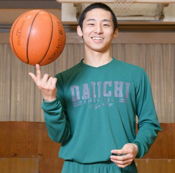 1米72的逆天伐神！河村勇辉：踏碎偏见，灌篮高手照进现实！


谁说篮球只是巨人的游戏？当1米72的河村勇辉在巴黎奥运会上，迎着2米24的文班亚马狂砍29分，险些掀翻东道主法国队时，全世界都为之震颤！这不是《灌篮高手》的虚构剧本，而是属于河村勇辉的波澜壮阔史诗！

从山口县那个连篮筐都摸不到的瘦弱少