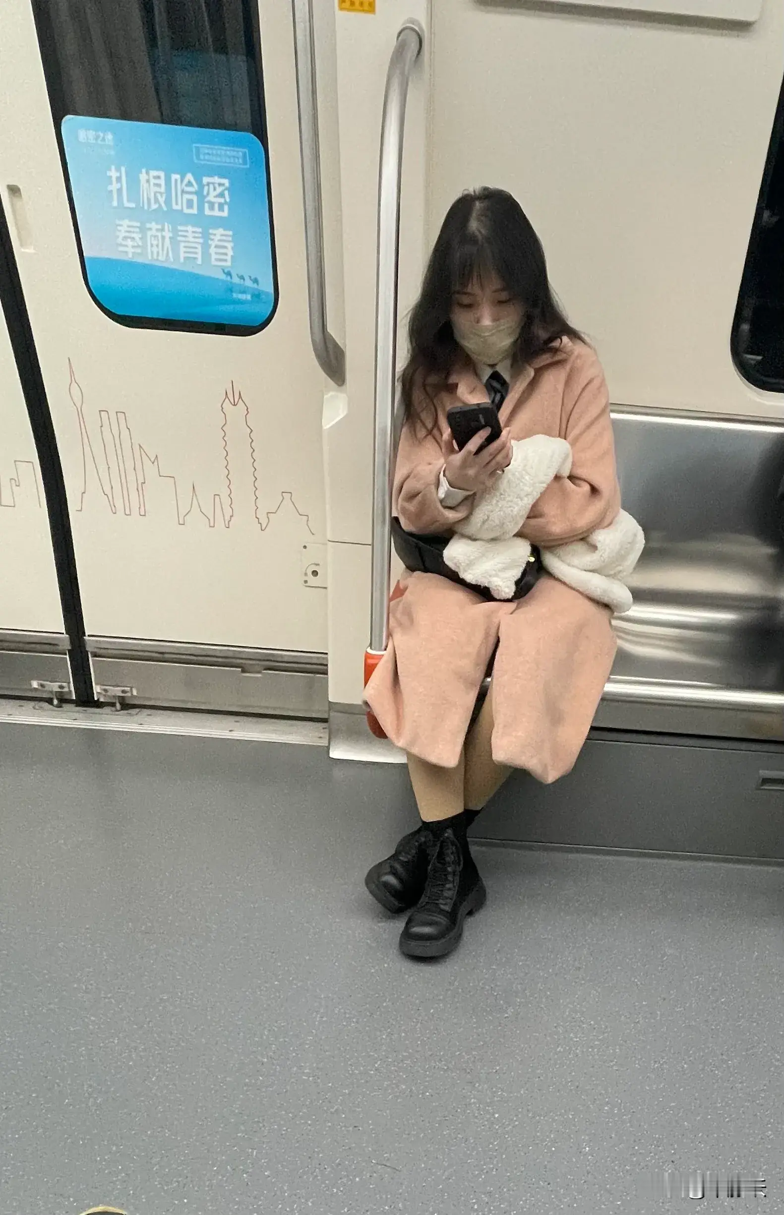 在地铁里偶遇美女是件很美妙的事。就像我上次在地铁看到的那些时尚小姐姐...