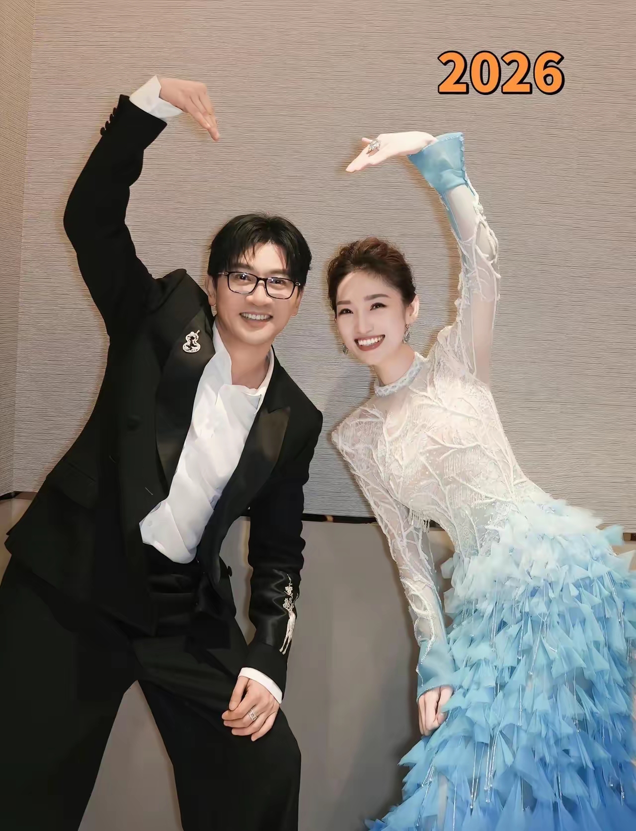 苏有朋和蓝羽再度搭档主持湾区升明月，老同事重逢满是默契与欢乐。两人已经连续两年同台，合影时比心互动，氛围感十足。凭借丰富的主持经验，配合起来自然流畅，轻松自在。这份老友间的同框画面，看着格外暖心，大家喜欢他们的组合吗？