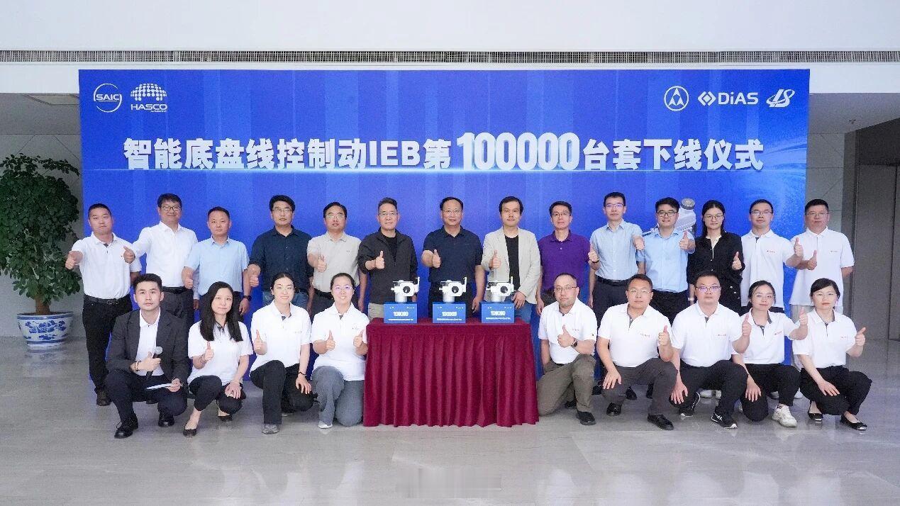 #人均线控底盘时代来了吗#
最近好多新车把线控底盘搬上台面，不少人高呼，线控普及的时代已经到来。

但说实话，眼下远远谈不上“人均”。
现在全线控底盘，主力还是集中在25万以上的中高端车型。虽然线控制动开始慢慢下放到20万区间，可是完整的线控转向、解耦式全线控，成本依然居高不下，十几万的走 ​