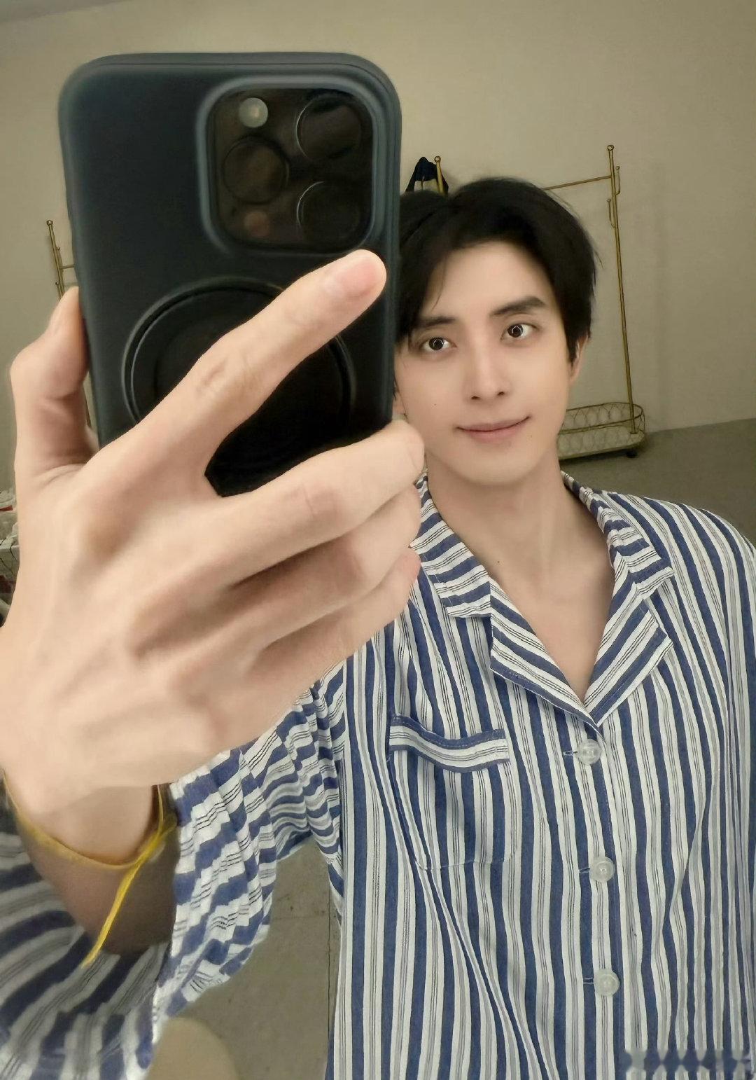 #敖瑞鹏李长寿# ｜#敖瑞鹏师兄太稳健#

明明人海一片黑白，唯独你在我眼中闪烁。

​