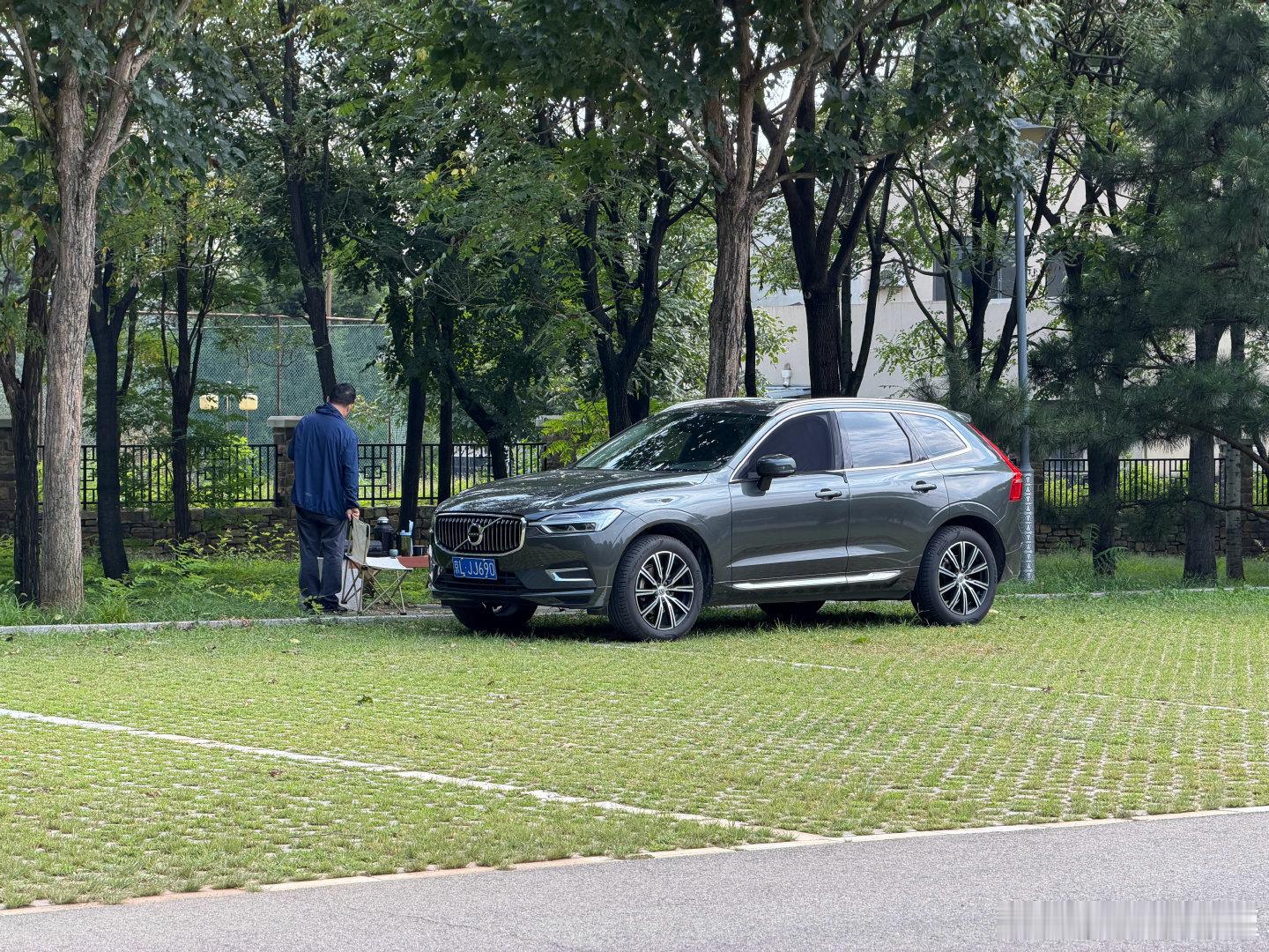 我们在这儿拍摄了大概俩小时，大哥就这么一个人静静地坐着，不知道什么时候来的，这就是沃尔沃车主的松弛感么？
有时候不得不说 车主画像这事儿有点说法的，路上见到的大多数窝窝车主也都属于沉稳这一挂的，多少沾点儿雅，有没有同感的？[泪奔] ​