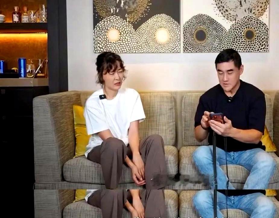 54岁的柯蓝公开说“无儿无女是我的福报”，这话听听就过，普通人千万别跟着盲从。
 

她20岁确诊遗传性强直脊柱炎，不婚不育是不想让孩子背负基因枷锁。但别忘了，这位开国上将的后代，手握两届华鼎奖，五十多岁依然能在正剧里稳坐女一号。有强大的经济底气支撑，老了哪怕躺平，也能用丰厚的积蓄给自己兜底。