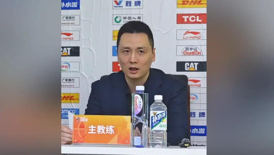 卢伟措手不及！

据知名篮球媒体人赵探长透露，上海男篮就差一点就签下胡金秋了，上海男篮管理层和浙江广厦管理层都已经谈拢，但最后签约环节被浙江当地有关部门叫停。

这笔转会本来是广厦破解资金困境的关键一步，却在临门一脚被按下了暂停键。

说真的，盯着这事的球迷估计都倒吸一口凉气吧？那可是胡金秋内线的移