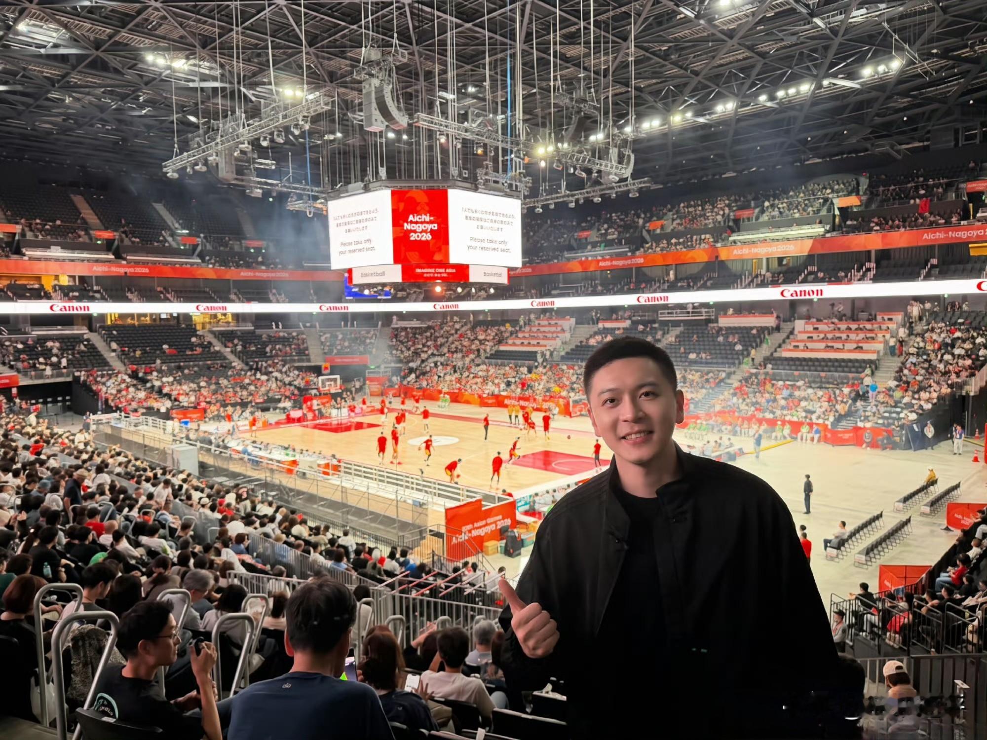 中国77-97日本，名古屋亚运会男篮半决赛落下帷幕。前辽宁男篮主帅杨鸣出现在赛场看台，现场观看这场焦点中日男篮对决。他静静坐在观众席，目光紧盯赛场，为中国男篮呐喊助威。这一幕也被现场球迷捕捉，成为本场比赛场外值得关注的画面。