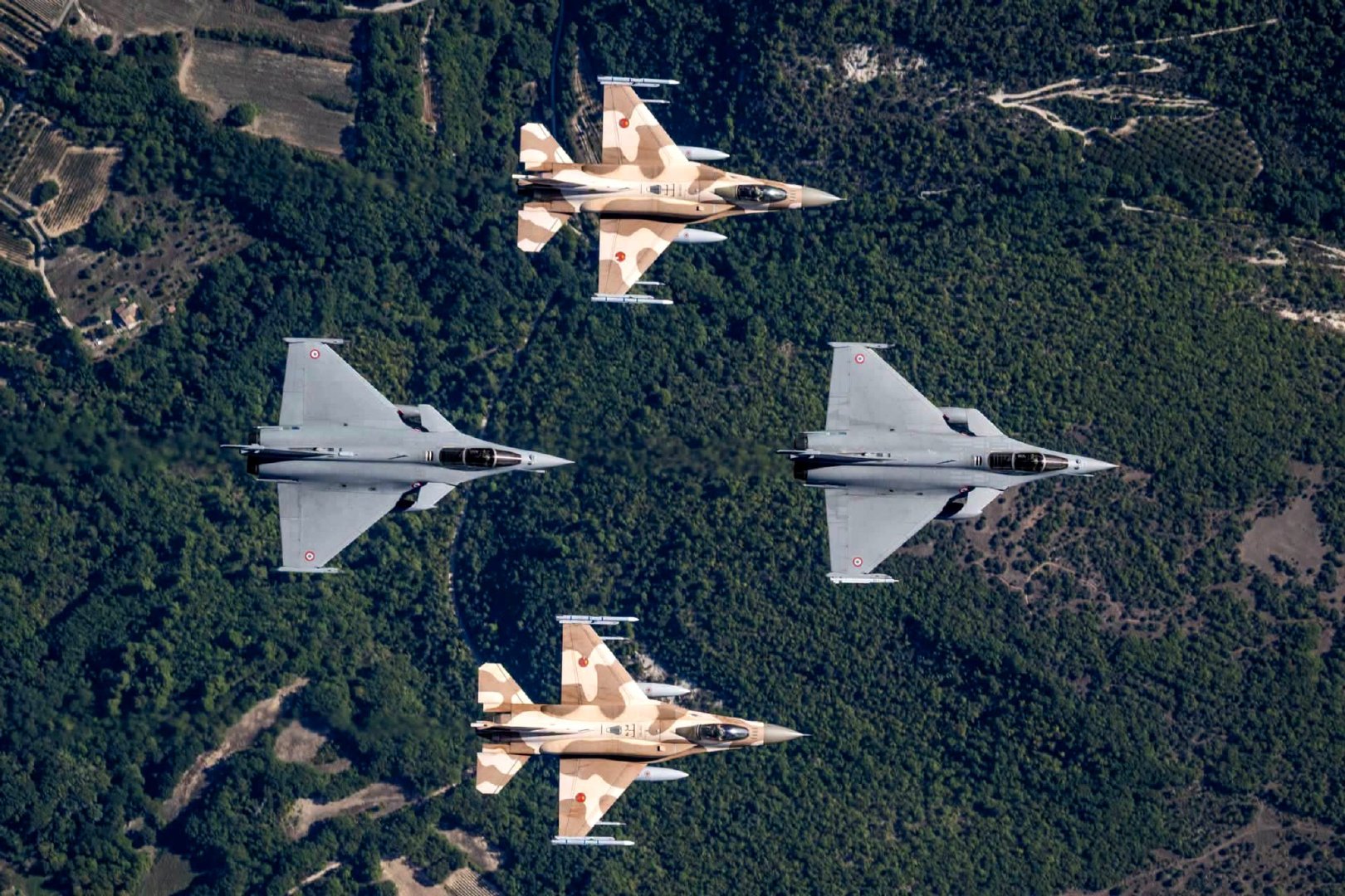 橙色行动已启动！首次，4架皇家摩洛哥空军的F-16战斗机加入法国空天军第1/5“旺代”中队的“阵风”战机行列。在10月2日之前，两国空军人员将共同进行训练，以加强合作与协同作战能力。 ​​​​
