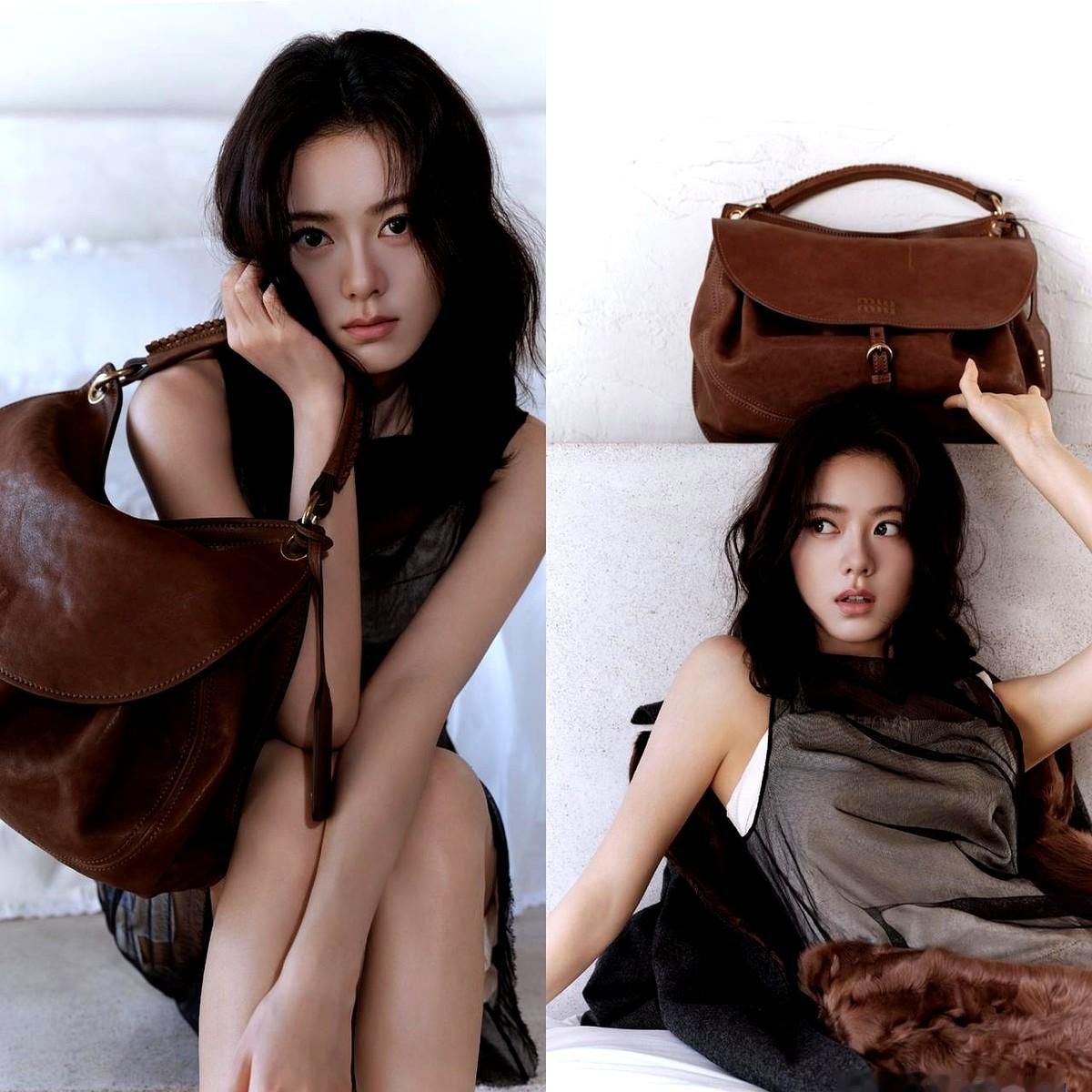 Miu Miu 这组秋冬大片，把刘浩存、赵今麦、李庚希放一块儿，意思很明显了。

刘浩存还是那股劲，清冷里带点疏离，镜头怼脸也能扛。

赵今麦像刚放学的邻家妹妹，衣服穿在她身上，多了几分明媚的青春感，挺亮眼。

李庚希就不一样，整个人很松弛，带点不羁，往那一站，衣服反倒成了衬托。

同一套衣服穿出了