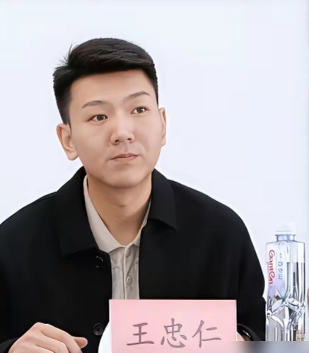 去年休赛期那笔高位送走赵睿套取现金的操作，当时还被夸有魄力，没过多久球...