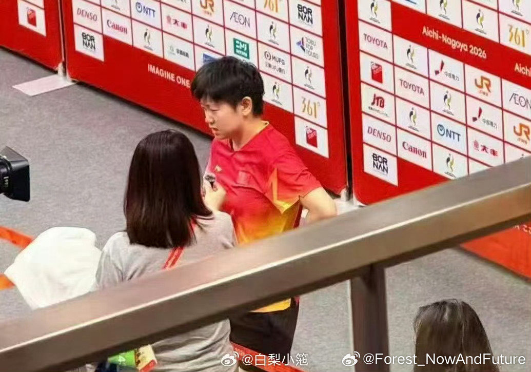 #孙颖莎 WTT#到底谁在说国乒在捧孙颖莎啊，没受伤的、感冒的可以退赛，受伤的反倒不能退，WTT到底是什么组织，可以这样消耗运动员[摊手] ​
