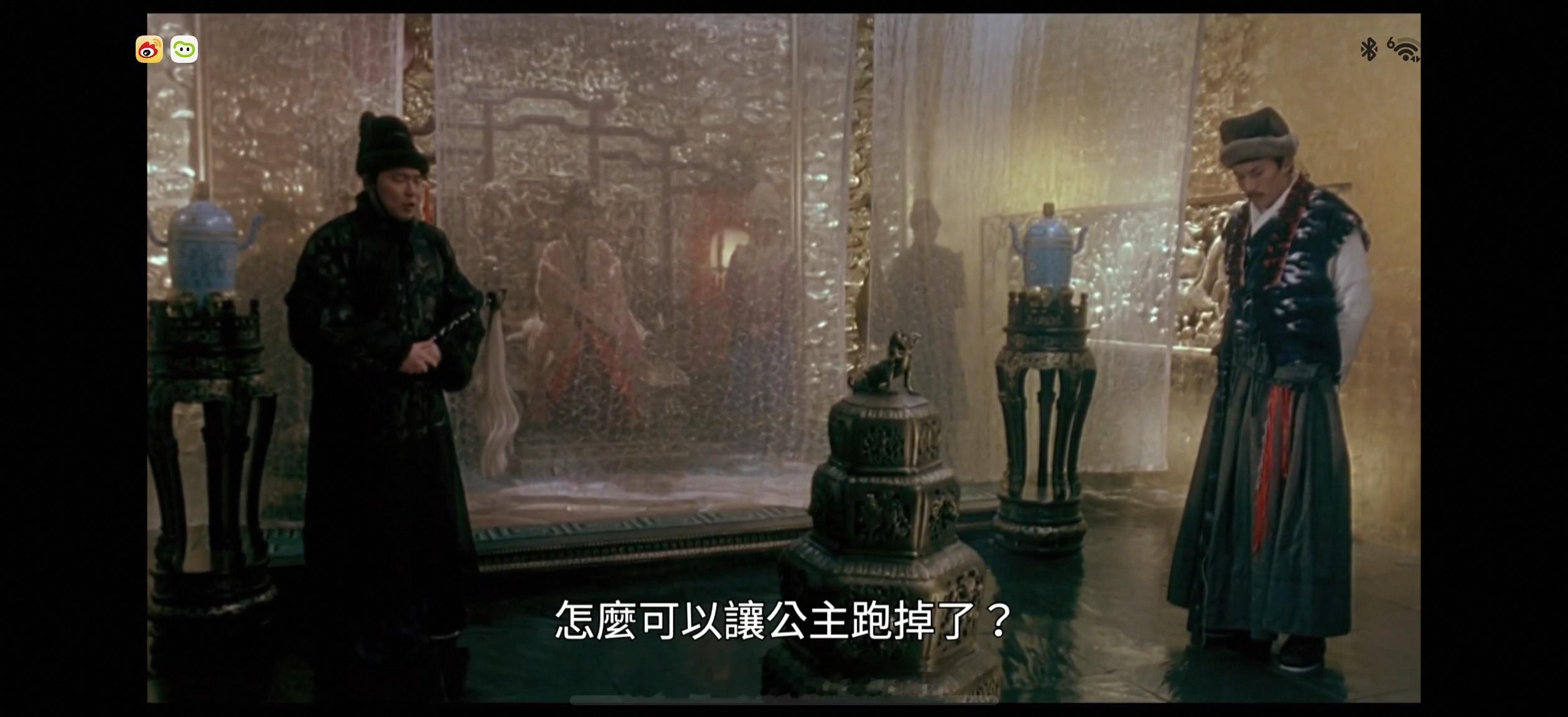 《天下无双》是2002年刘镇伟执导、王家卫监制的古装爱情喜剧，梁朝伟、王菲、张震、赵薇主演，曾获第9届香港电影评论学会最佳影片奖。这部片子表面是热闹的无厘头喜剧，底下其实藏着不少值得玩味的东西。

🎭 历史戏说：正德皇帝的任性青春

影片把明武宗朱厚照搬上了银幕——这位历史上出了名的"熊 ​