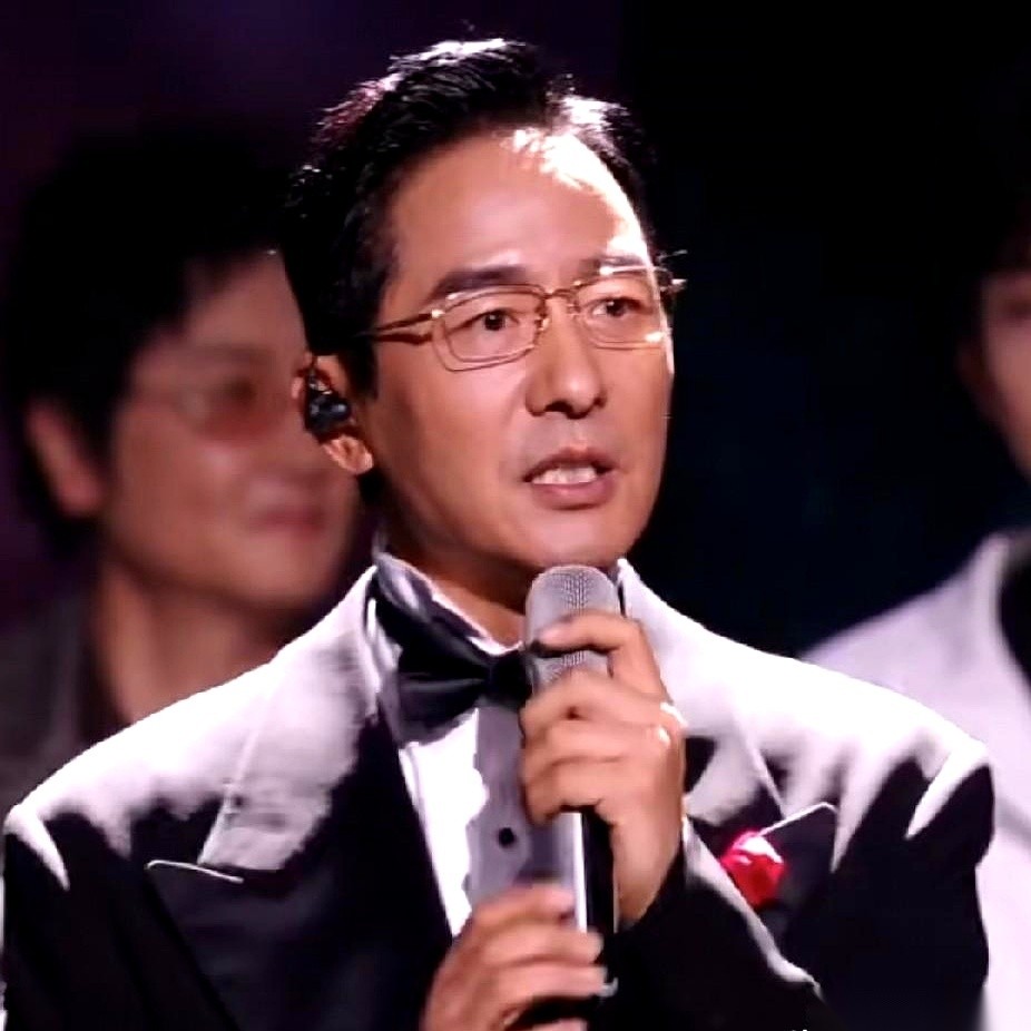 郭晓东在淘汰环节发表了长达8分钟的感言。
他在最后退场前直接唱了一首山东民歌。
同样在《披哥》四公出局的还有陈若轩。
你琢磨琢磨，这画面有多离谱。
现在看个节目，大家讲究的都是快节奏。真到了淘汰走人的时候，按照惯常的规矩，谁不是赶紧抹两滴眼泪，连声说几句感谢，鞠个躬就把台子让出来？一个人硬生生霸占8
