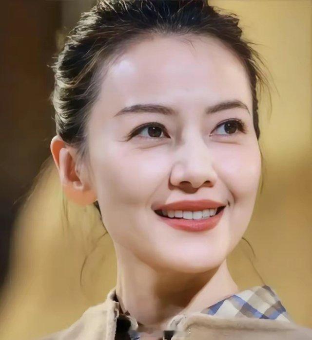 高圆圆说母亲连去外婆家都要提前半年做心理建设，这种累很多人根本没经历过
 高圆圆这段话，表面上是在聊原生家庭，实际上把很多人一直不愿意面对的事，说破了。内向不是罪，但把自己关进壳里，最后还要强行把“我只是安静”包装成一种高级感，那就有点自欺欺人了。她母亲那种状态，已经不是普通意义上 ​
