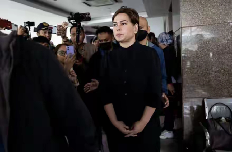 双面表演演不下去！马科斯拿老杜做文章抹黑中国，转头就伸手要中方红利
 
老杜关进海牙已经快两年，菲律宾还在拿他说事，这回又扯上了中国。马科斯嘴上说的好听，好像拿中国一分钱都是罪过，可是真到了要钱的时候，马科斯的手伸得比谁都快。
 
熟悉菲律宾政坛格局的人都清楚，杜特尔特被海牙法庭羁押，早已不是单纯的