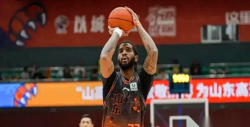 山东男篮季后赛首轮撞上辽宁队，备战的底牌刚一亮出来，看台上的火药味就盖...