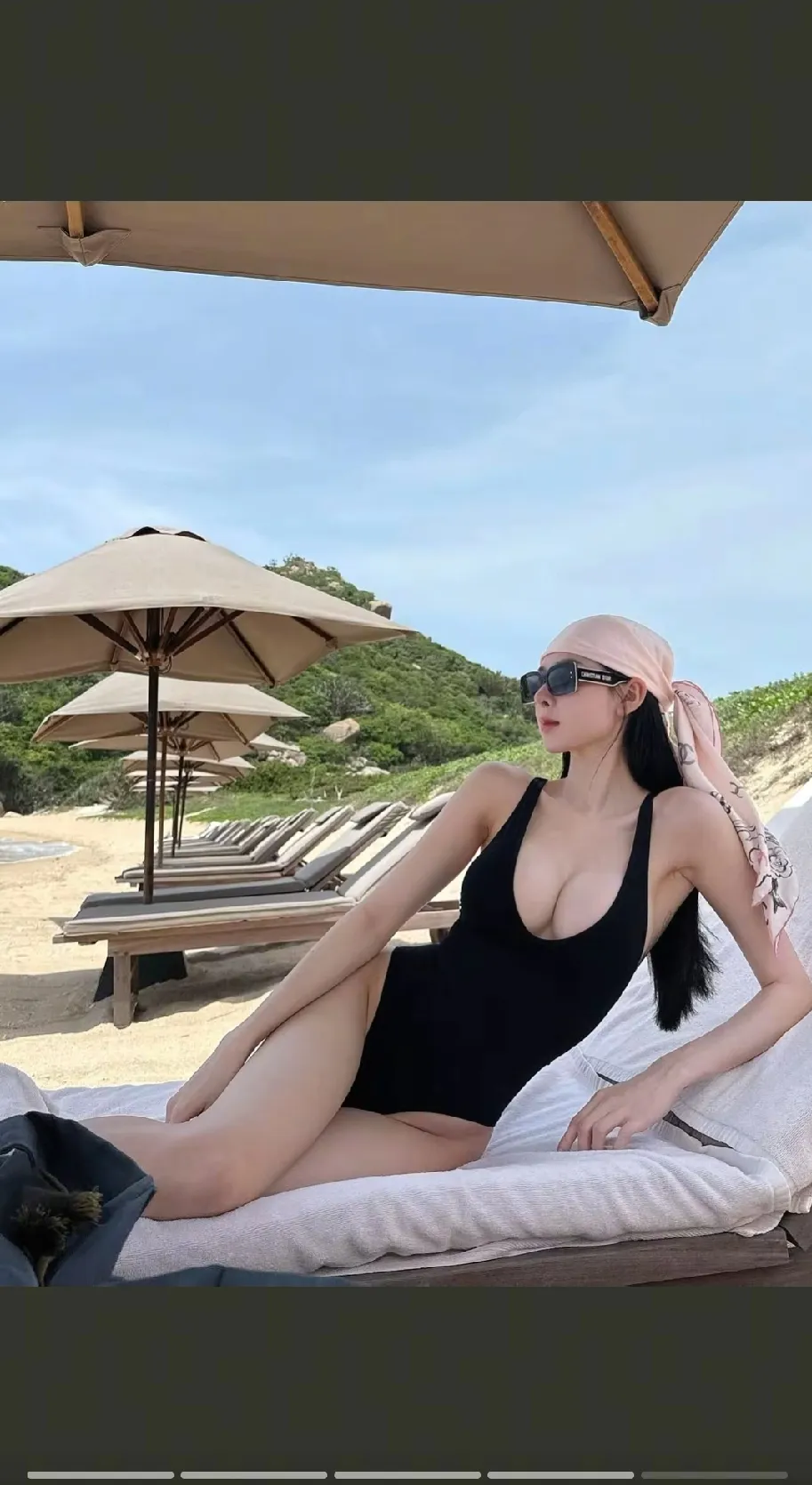 夏日海滩，小姐姐清凉上阵，有给到你感觉吗[偷笑]？