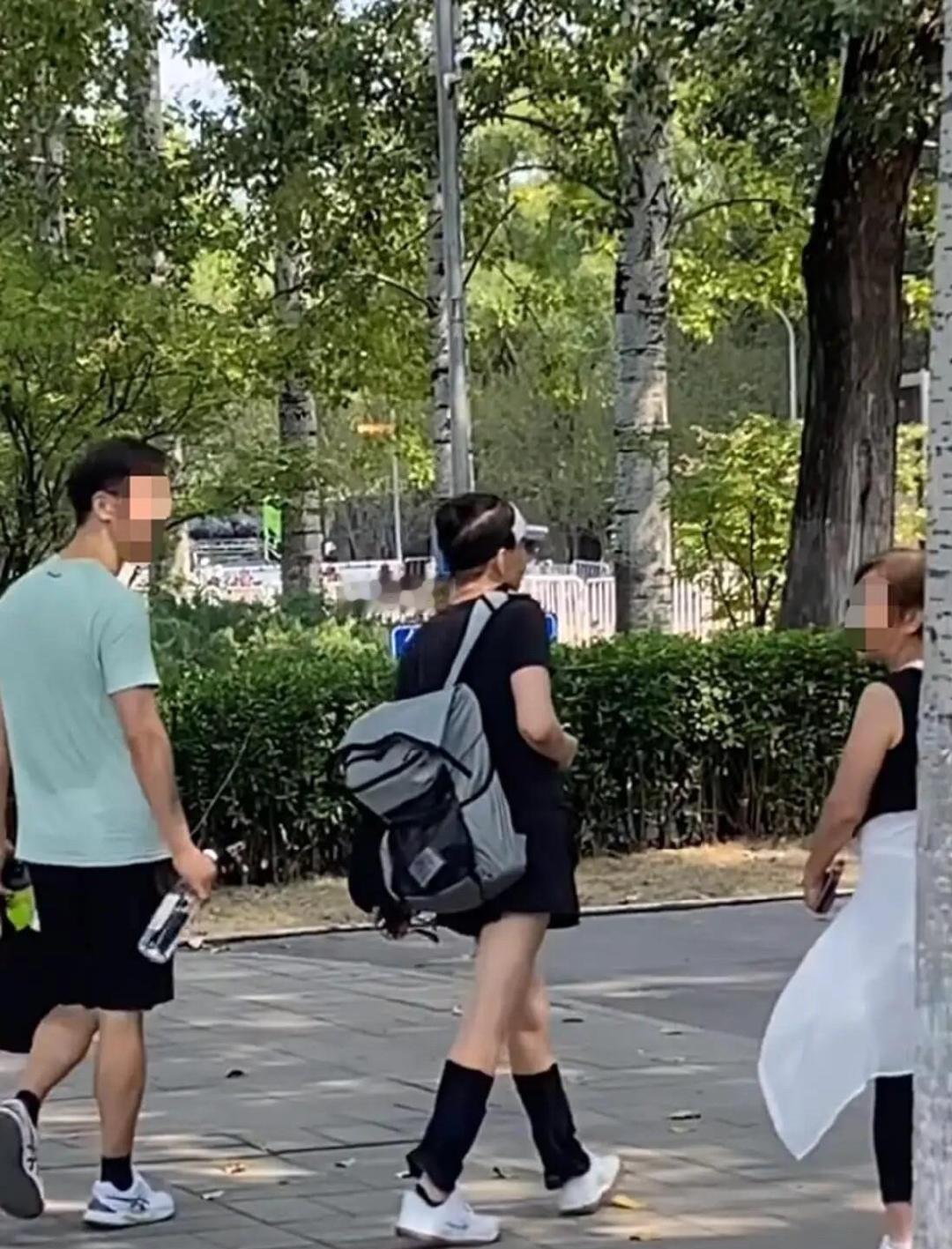65 岁宋丹丹现身公园晨跑被偶遇，双腿又白又直看着像二三十岁，同行小 9 岁李静反倒显苍老，两人站在一起差别巨大，她保养秘诀是什么？ ​
