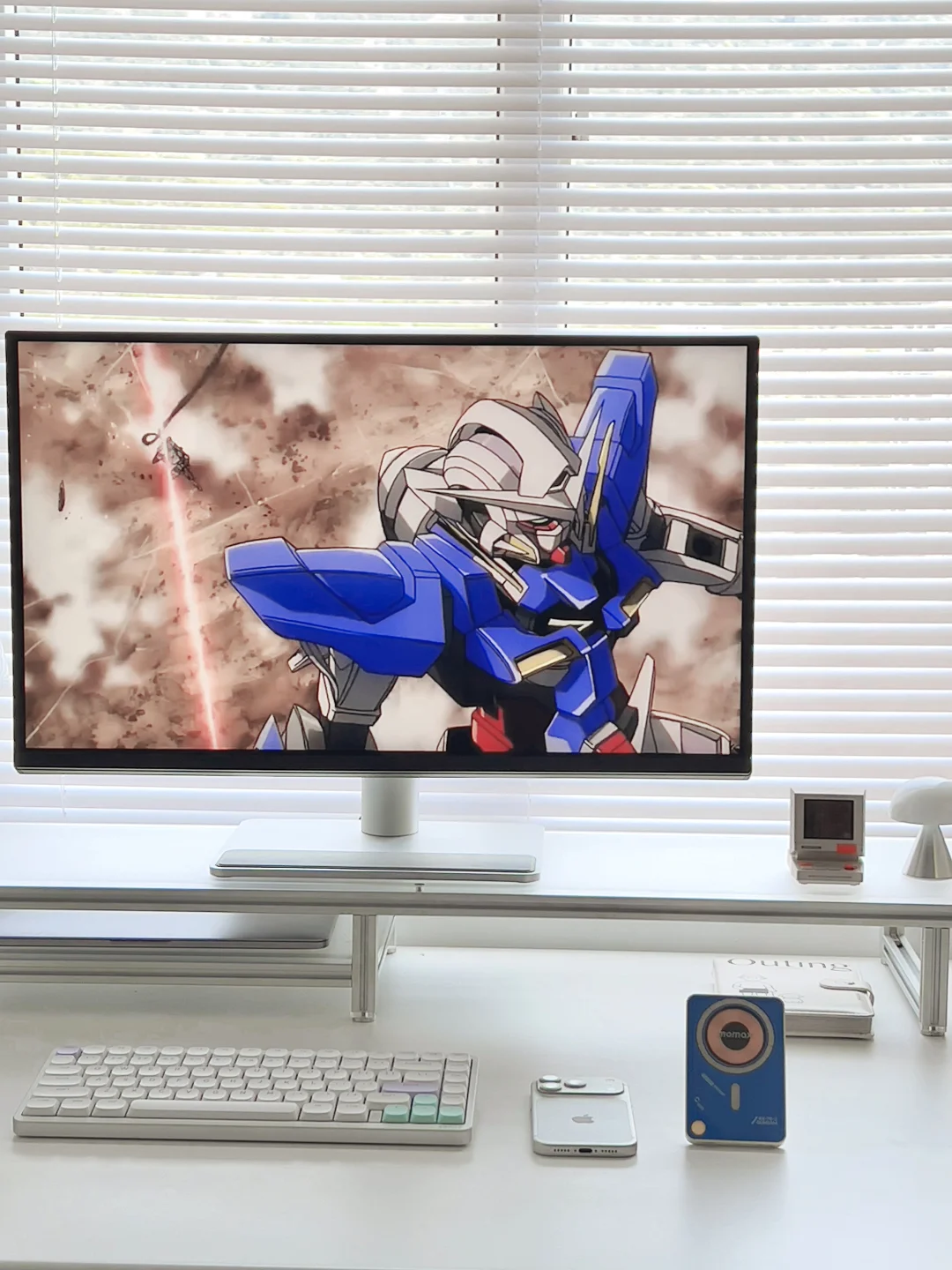 书桌日常｜高达粉丝必须把充电宝留下！