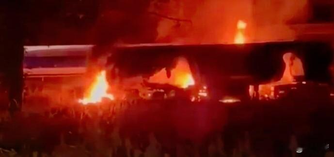 刚看到新闻俄军动用陆基、空基、海基高精度武器，
搭配远程攻击无人机，对乌克兰发起一轮大规模打击。
大家评价区一致怀疑不是停火期吗？
 
其实这次打击发生在为期三天的首都临时停火期满之后。此前为保障美国特使访问莫斯科、基辅，俄方下令三天内暂停空袭基辅，乌克兰也对等停止打击莫斯科，但是这个停火仅仅局限于