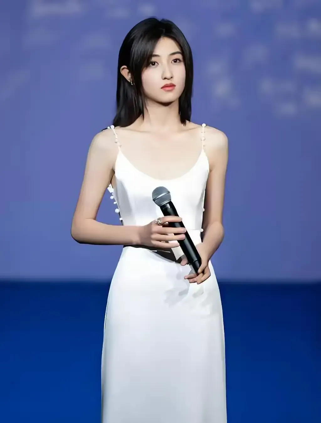 才25岁的张子枫，凭什么碾压一众同龄演员？

你敢相信吗？一位年仅25岁的女演员，已经把国内电影三大奖的提名全部收入囊中，更是拿下华表奖，成为史上第一位00后影后。同样是新生代艺人，为什么偏偏是张子枫站稳了脚跟？

提起张子枫，很多人的印象还停留在国民妹妹的标签，可翻看她的履历，才知道这个姑娘早就悄