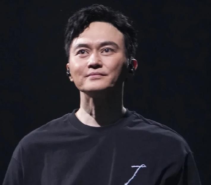 张智霖55岁还满世界开唱，不是缺钱，是趁自己还能站上台，把儿子张慕童领进真江湖。童童读了一年伦敦艺术大学，转头死磕木吉他，这年头乐坛资源全攥在头部手里，星二代直接被爹妈捧上去，观众不服，路也走不长。张家聪明就聪明在：不让童童当“张智霖儿子”亮相，而是考进乐队当吉他手，没追光没介绍没煽情。社会学里有个