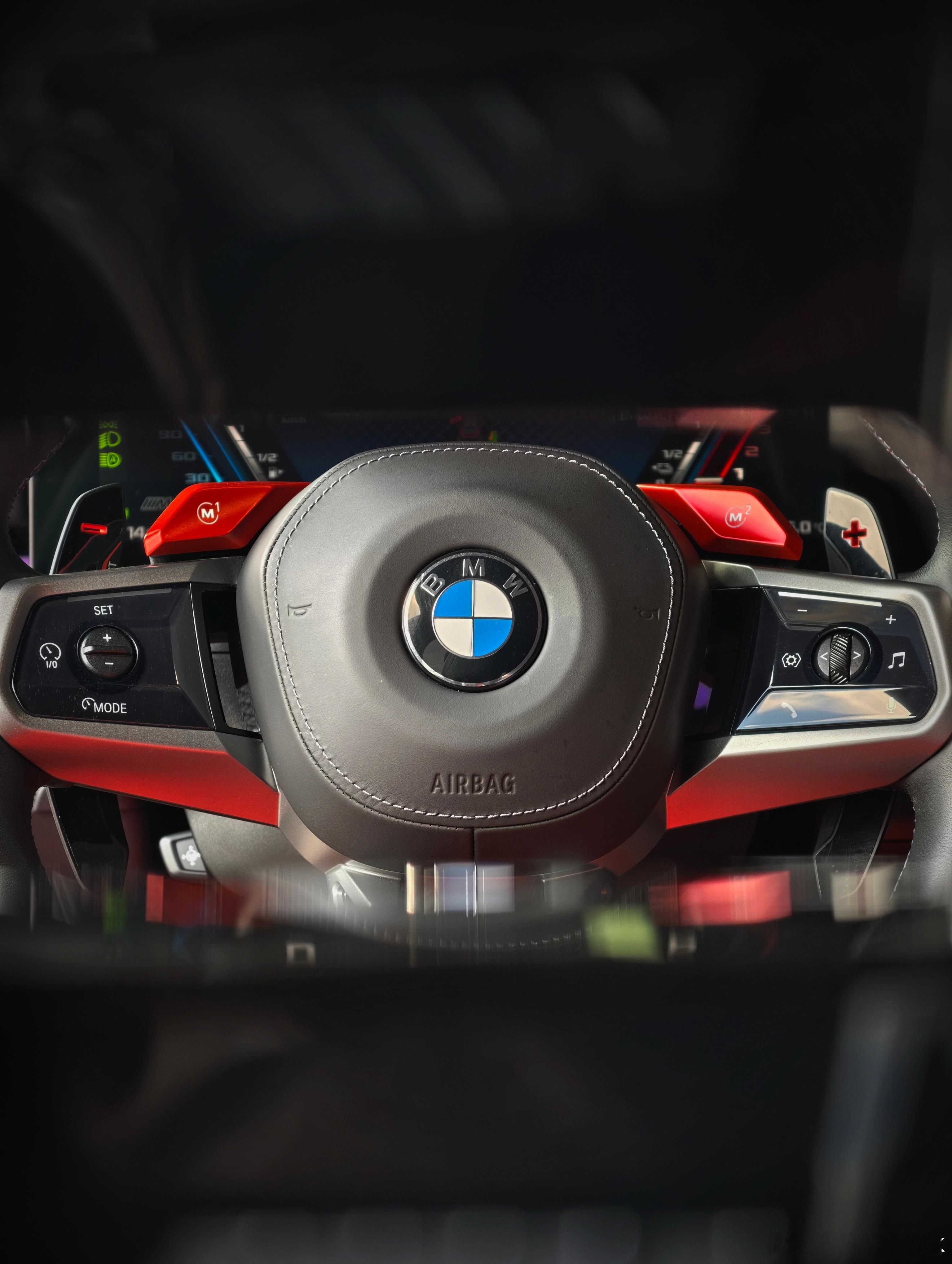 争议之下❤️信仰依旧
BMW M5（G90）M时代也在悄然改写
S68 4.4T V8双涡轮+高性能电机插混系统￼￼￼

📊性能数据
综合马力：727Ps
综合扭矩：1000Nm
加速：3.5s
极速：250km/h￼￼￼

极具辨识度的前脸，棱角分明的大灯，亮黑M格栅，配上运动化轮毂
四门行政车身之下，藏着一头狂暴的性能猛兽。
可 ​