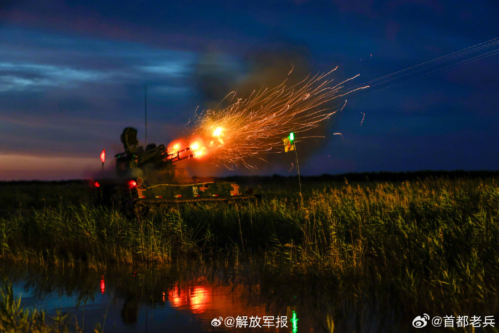 【砺剑长空！直击防空兵分队演练现场】近日，第71集团军某旅防空分队围绕行进间射击、夜间实弹射击等多个课目展开训练，重点检验了部队在复杂环境下的实战能力。#人民军队永向前# ​