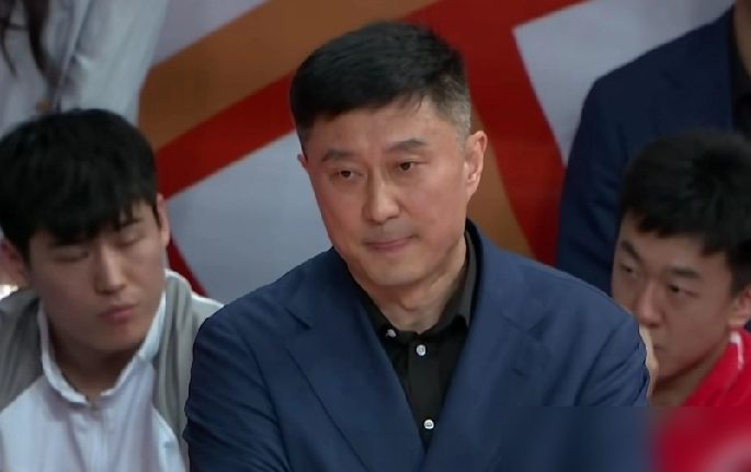 600万年薪，上场29分钟，6次出手只换来2分，对手教练在场边激动得像...