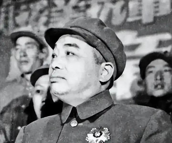 1951年，彭德怀要在朝鲜枪毙周总理的女婿，总理得知后，急忙给彭德怀发电，要求将他押回国内处理！这位险些命丧朝鲜战场的男人，名叫金山，本名赵默，是当时文艺界赫赫有名的话剧演员。彭德怀治军素来严明，一听下属汇报有人在前线作风败坏，当场拍板要按纪律处置，丝毫没有顾及金山背后那层特殊的家庭关系。
金山被关